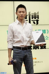 组图：梁博京城推荐首张大碟 签售感谢歌迷支持