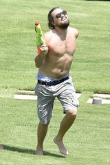 组图：莱昂纳多扭肥腰戏猛男 无需PS也看醉了