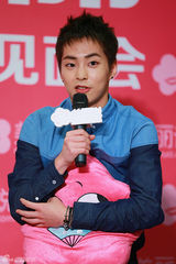 组图：EXO-M鹿晗不耐酷暑演出时脱水 称拍戏学新技能