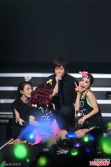 组图：S.H.E演唱会 Hebe被拱和五月天阿信亲亲