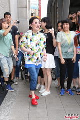 组图：小燕姐挑战冰桶 否认与F姓药头熟识