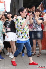 组图：小燕姐挑战冰桶 否认与F姓药头熟识