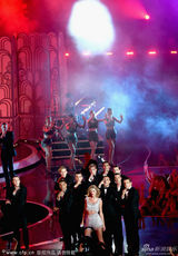 组图：泰勒-斯威夫特献唱新单 露蛮腰狂甩头激情四射