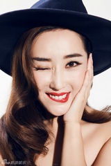 组图：杜若溪复古风造型登杂志诠释法式优雅