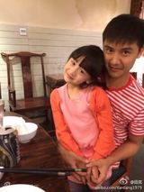 组图：森碟幼儿园毕业穿小小学士服有模有样