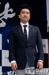 组图：《鸣梁》发布会 戏骨崔岷植演朝鲜名将