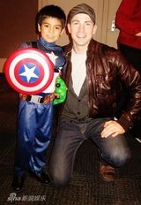 组图：超人+美队抱萌娃暖心 好男人联盟可以有