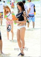 组图：GD水上乐园疯玩 水枪喷比基尼美女