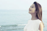 组图：颖儿曝海边素颜生活照 清新氧气少女