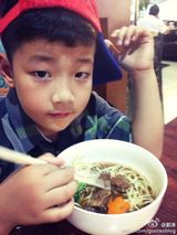 组图：石头吃面扮鬼脸 郭涛：爱吃面是随我