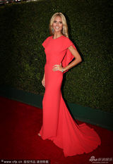 组图：超模海蒂-克拉姆美艳红裙展窈窕身材