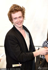 组图：《天知道》亮相威尼斯 性格男琼斯竖中指