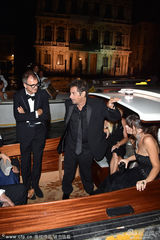 组图：74岁阿尔-帕西诺秀恩爱 小女友爆乳美艳