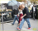 组图：碧昂斯深V露Bra耍性感 老公JayZ抱爱女