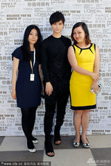 组图：李宇春黑衣裤亮相戛纳 中性风帅气