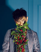 组图：吴奇隆登杂志封面 活力四射展偶像魅力