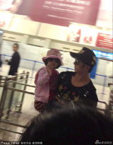 组图：吴尊抱女儿现身机场 教neinei飞吻道别