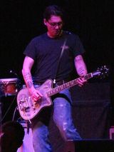 组图：德普弹吉他变摇滚乐手 文艺大叔十足有型