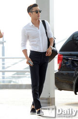 组图：SJ等人气男团亮相机场 拼时尚搭配