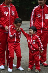 组图：《爸爸去哪儿》姐姐Grace（曹格女儿）玩游戏热情高涨