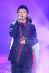 组图：小沈阳为爱妻沈春阳献歌 多亮携北舞校花共舞