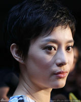 组图：孙俪捞金穿美裙露蛮腰 获赠手机似遭偷瞄