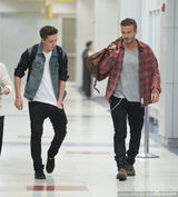 组图：贝克汉姆与大儿子帅气有型 机场一秒变秀场