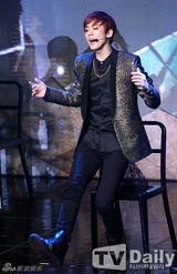 组图：TEEN TOP回归在即 魅惑眼神成熟蜕变