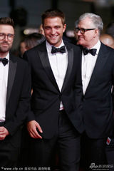 组图：《沙海漂流人》首映 希尔顿蓬蓬裙扮少女