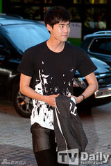 组图：《异乡人》杀青 李钟硕短发显憔悴