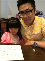 组图：王岳伦探Angela班 恬恬乖巧可爱学画画