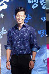 组图：朴有天李钟硕秀智等助阵《鸣梁》