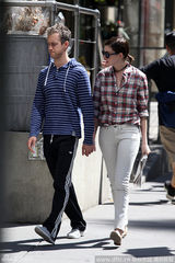 组图：模范夫妻在此!海瑟薇与老公散步粘腻依偎