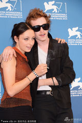 组图：《天知道》亮相威尼斯 性格男琼斯竖中指