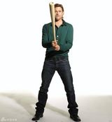 组图：布拉德-皮特拍运动写真 新郎官帅气挥棒