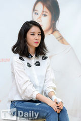 组图：T-ara智妍发个人单曲 白衫黑衣显清新