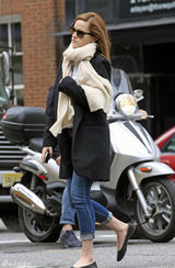 组图：“赫敏”艾玛携新男友亮相 衬衣低开霸气