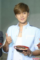 组图：罗志祥代言化身农夫 草帽单车齐上阵