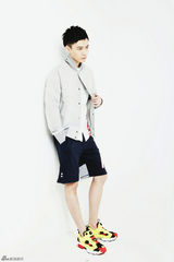 组图：冯铭潮写真酷帅有型 雾色双眸青春萌动