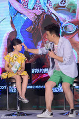 组图：父亲节礼物被泄露 黄磊女儿多多大哭