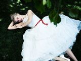 组图：《变4》女主角妮可拉-佩尔茨白裙清新 躺草地眼神魅惑