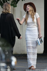 组图：德普超高发际线亮相 与未婚妻片场咬耳朵