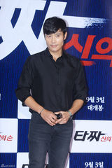 独家：崔丹尼尔宣传新片戴眼镜似哈利波特