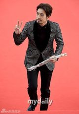 组图：胡歌亮相韩国颁奖礼 大胡子梳背头难认出