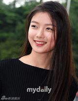 组图：胡歌亮相韩国颁奖礼 大胡子梳背头难认出