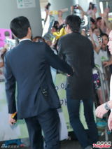 组图：长腿欧巴李敏镐抵港 获千名粉丝热情接机