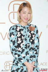 组图：黄伟文王若琳亮相 印花西装配文艺短裙