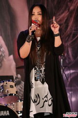 组图：张惠妹藏肉不怕热 全副武装难掩丰腴身材