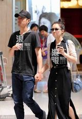 独家：高圆圆机场送赵又廷离京 闸口秀恩爱