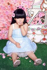 组图：王诗龄置身千朵玫瑰花海 清新粉嫩似李湘